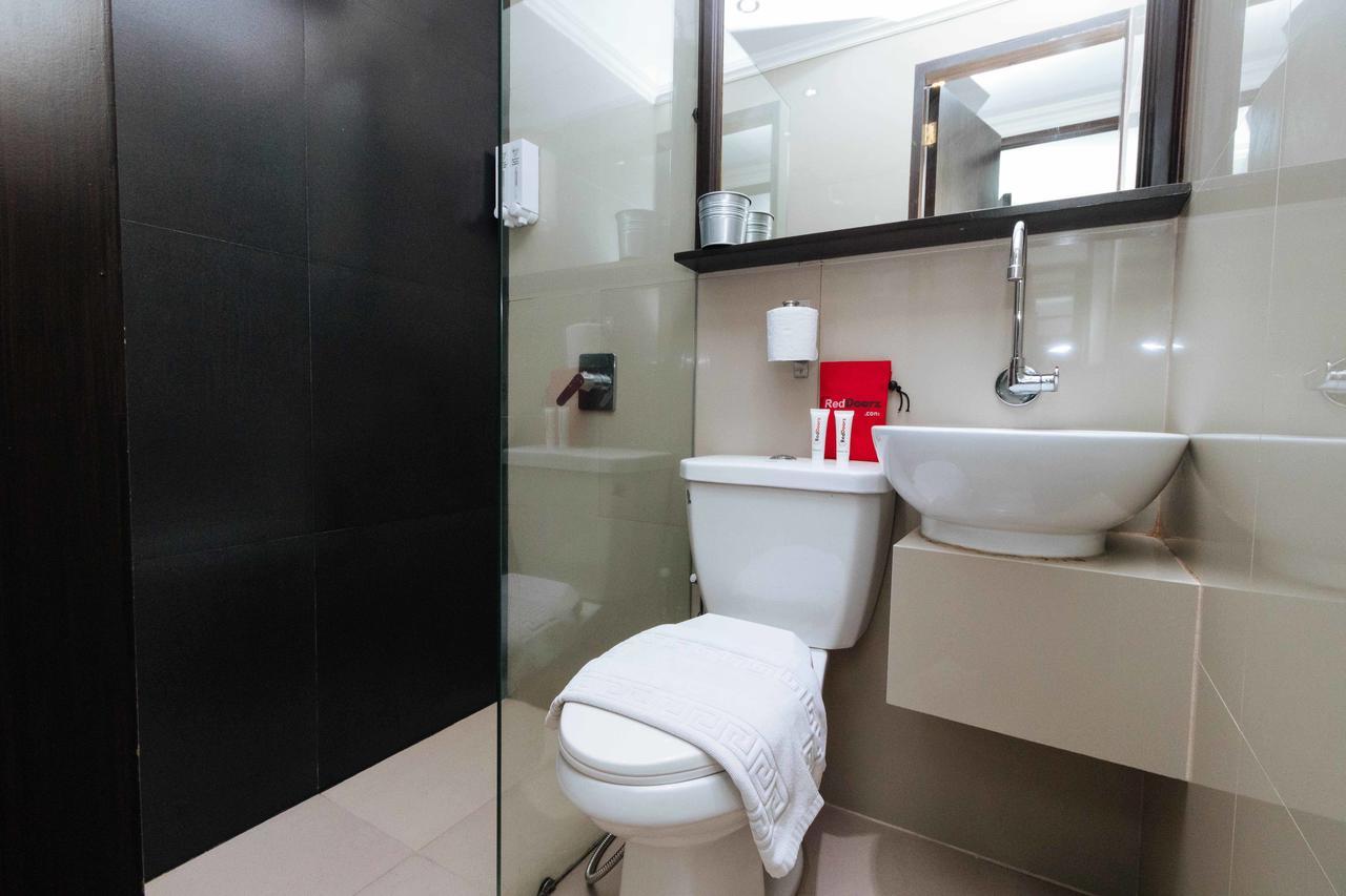 Reddoorz Plus @ Poblacion Makati Makati City Екстериор снимка